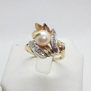 14k Vintage yellow gold Pearl and Diamond Ladies Ring Size 7